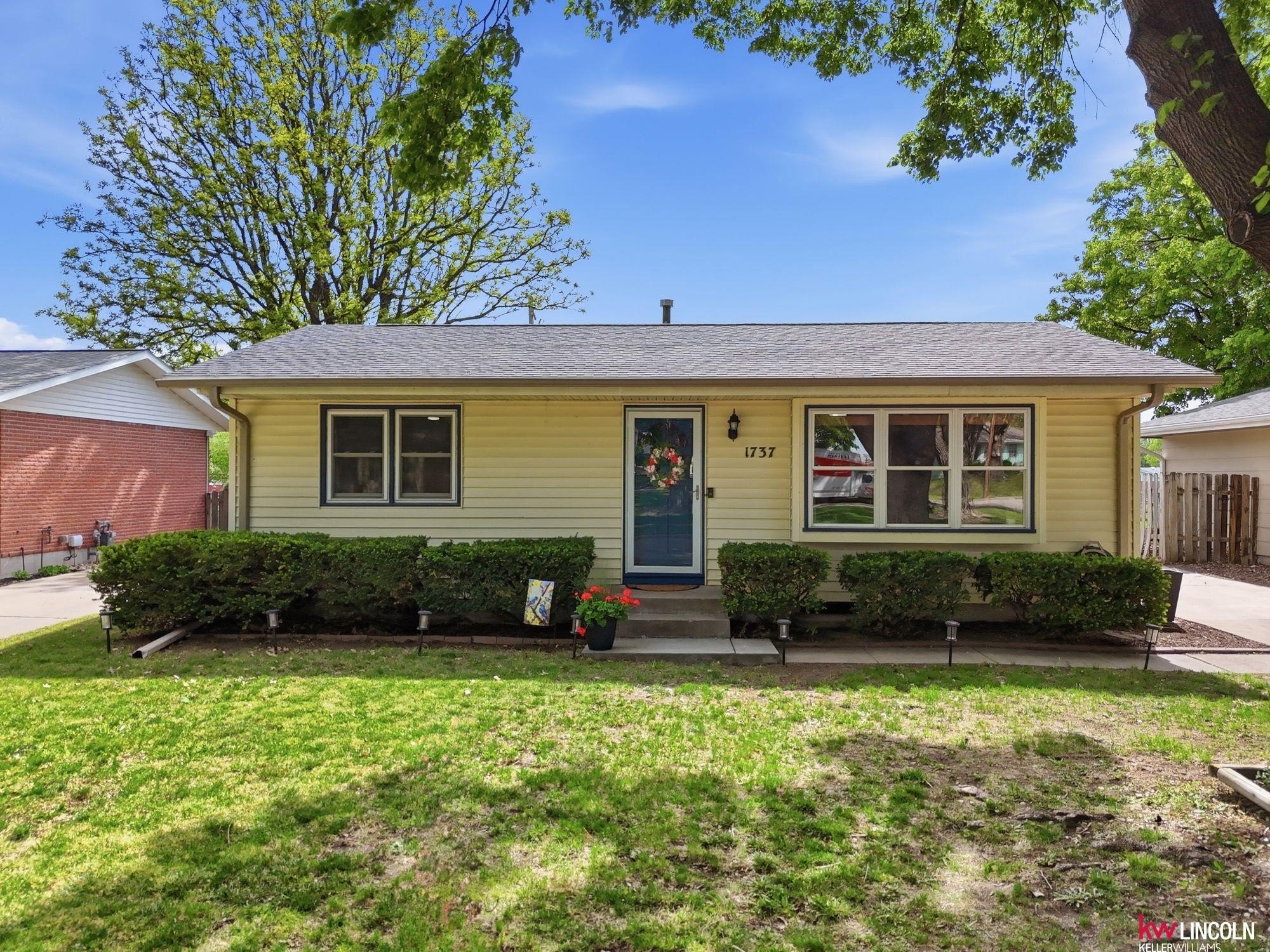 Single Family 3BR 2BA - 1737 Deweese Drive, Lincoln, NE
