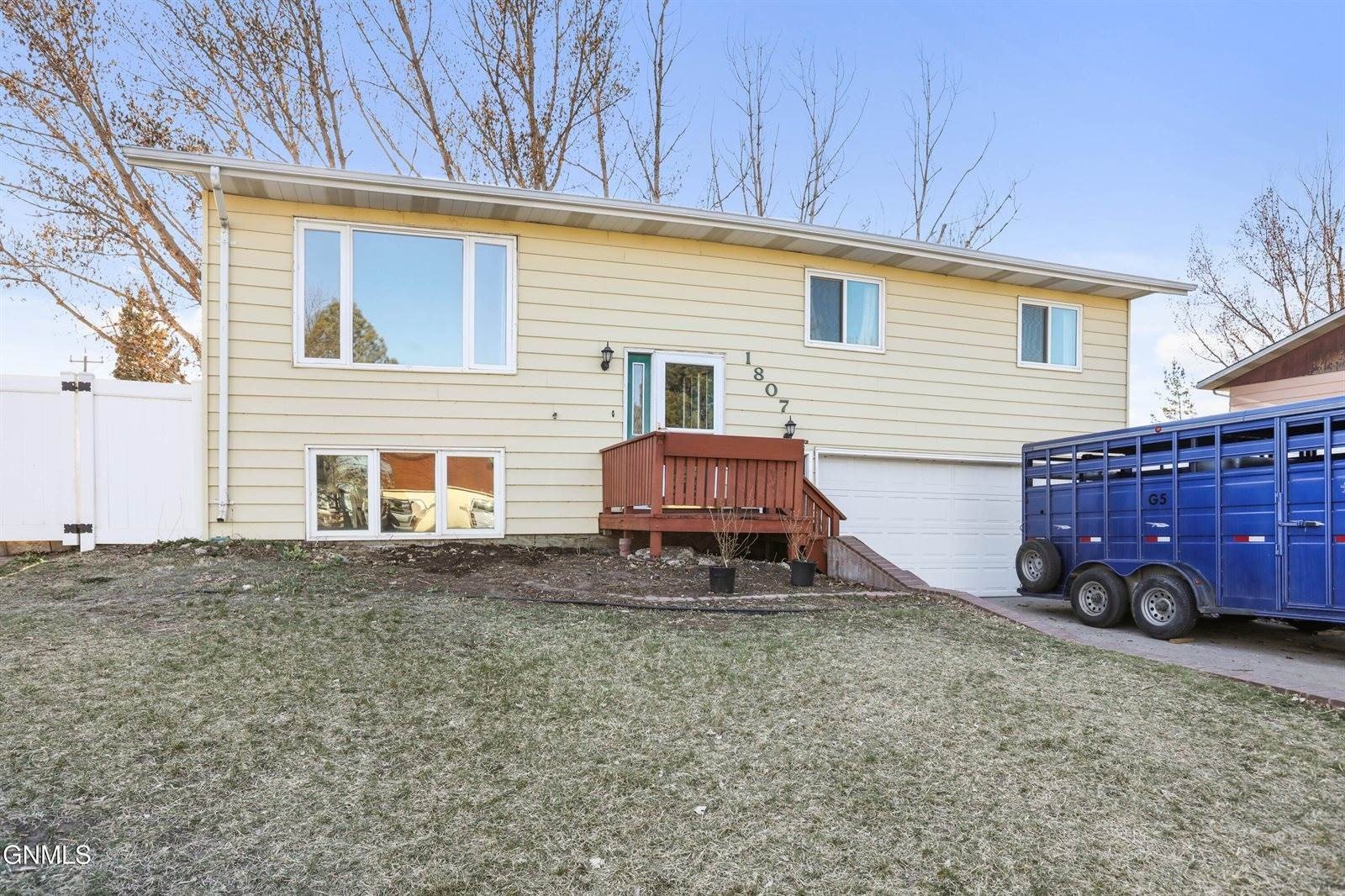Single Family 4BR 3BA - 1807 8th Avenue East, Williston, ND