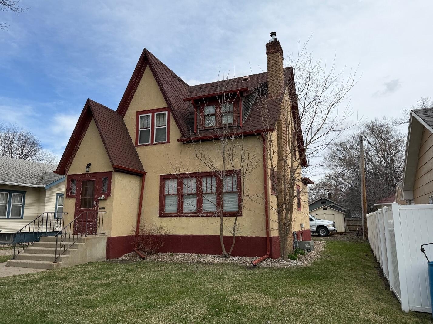 Single Family 4BR 2BA - 1315 S 1st Street, Aberdeen, SD