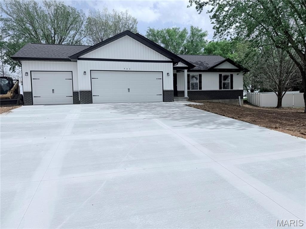 Single Family 3BR 2BA - 400 Chantilly Court, Warrenton, MO