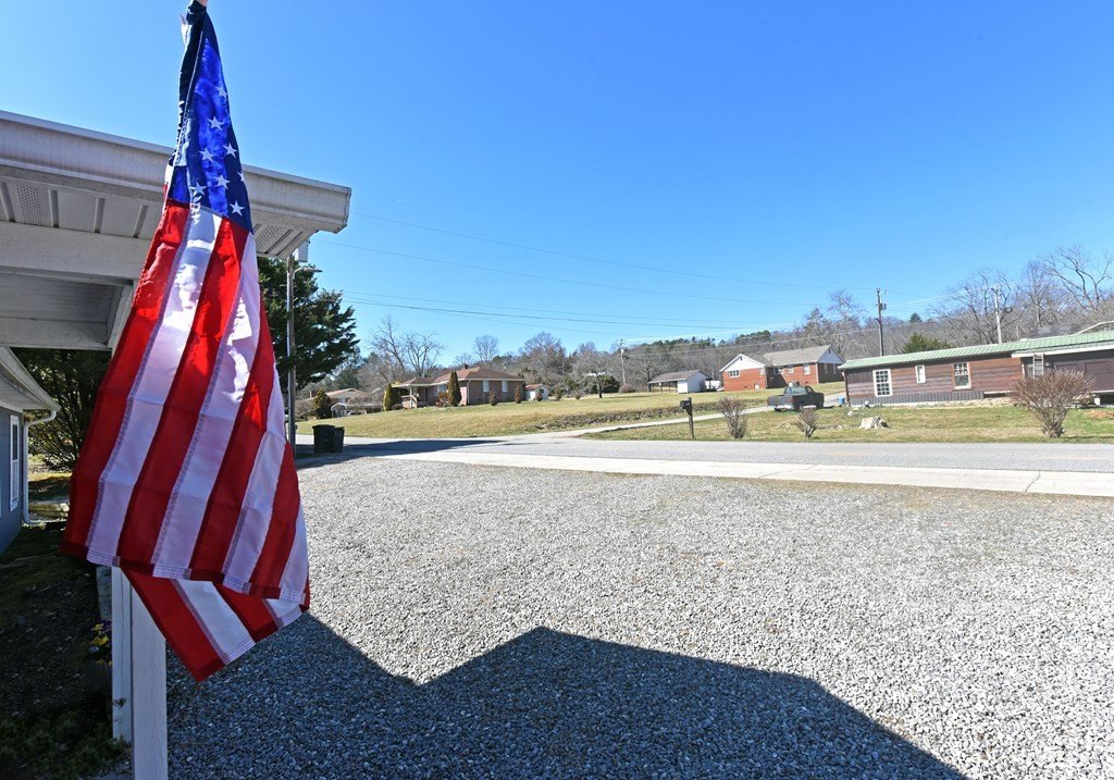 Single Family 2BR 2BA - 91 Hickory Street, Hayesville, NC