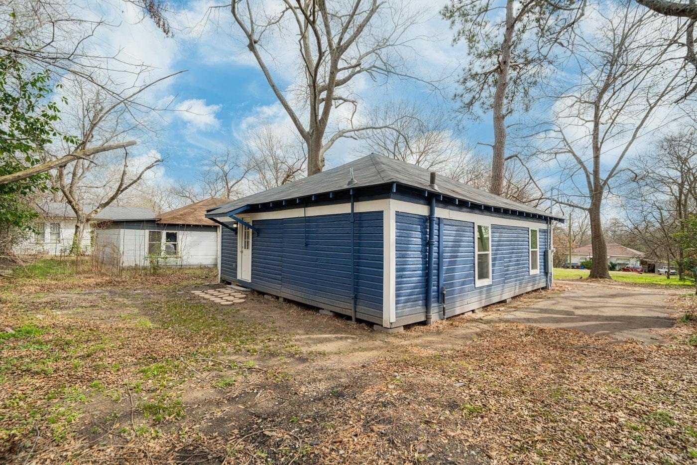 703 E Wright  
