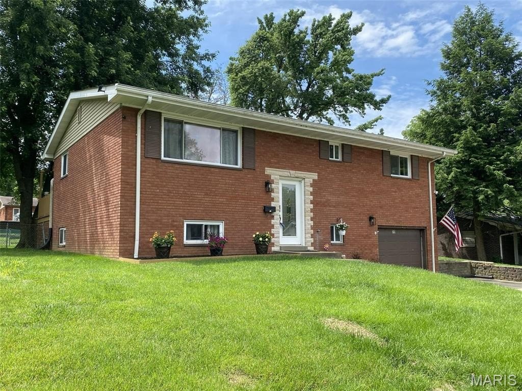 Single Family 4BR 2BA - 22 Saint George Drive, Belleville, IL