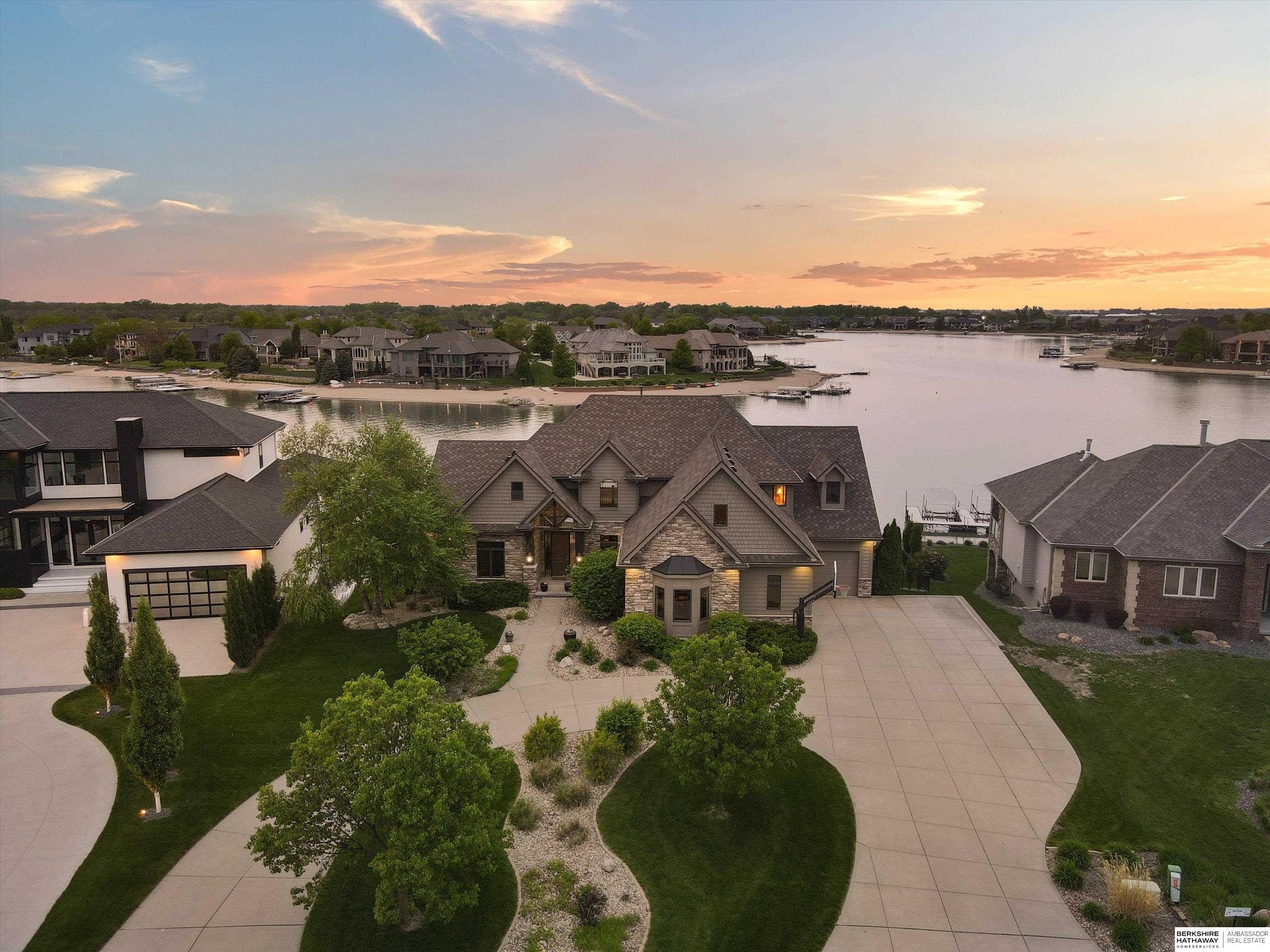 Single Family 6BR 6BA - 612 S 249th Circle, Waterloo, NE