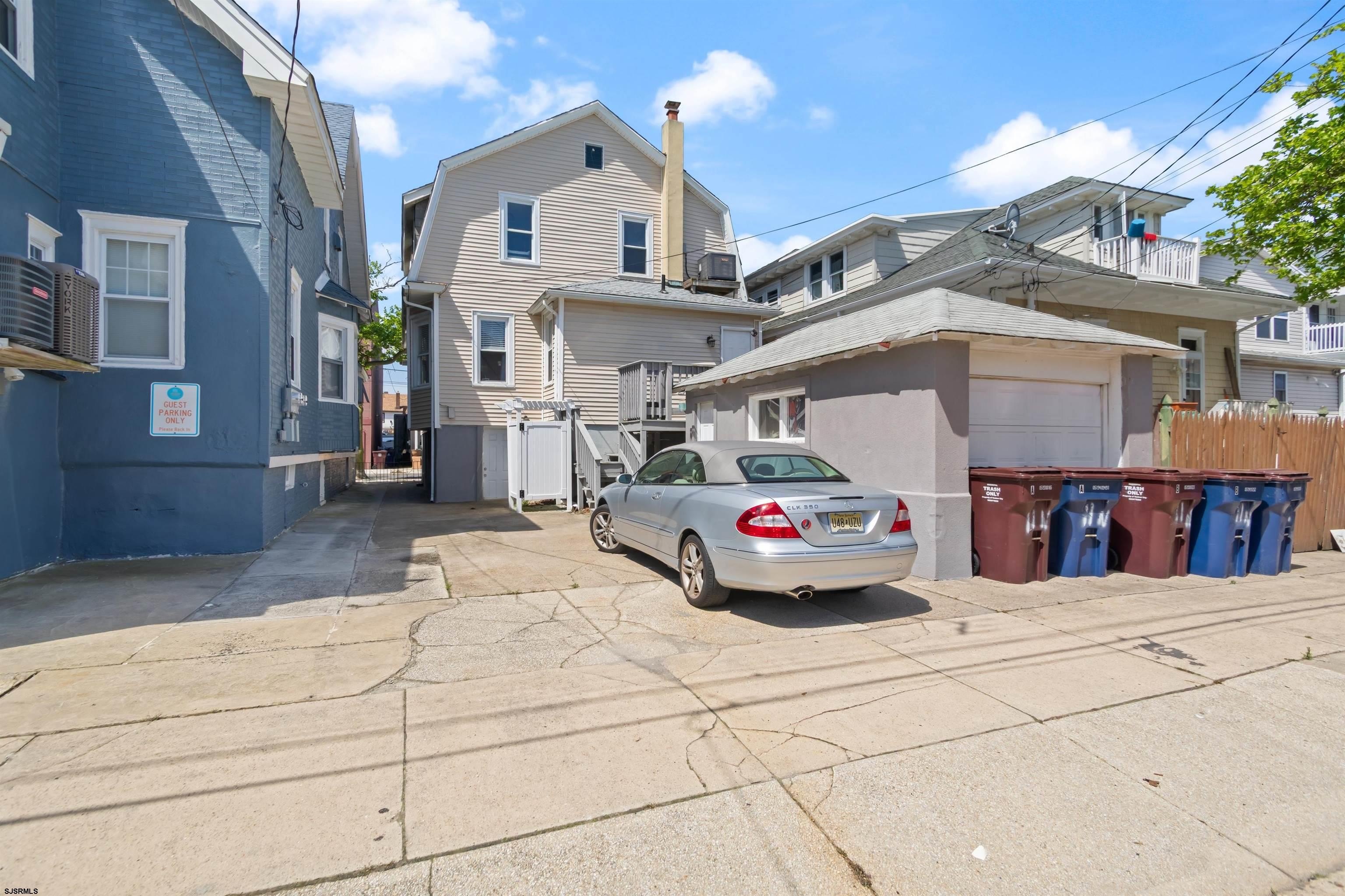 Single Family 6BR 3BA - 11 N Weymouth Ave, Ventnor, NJ