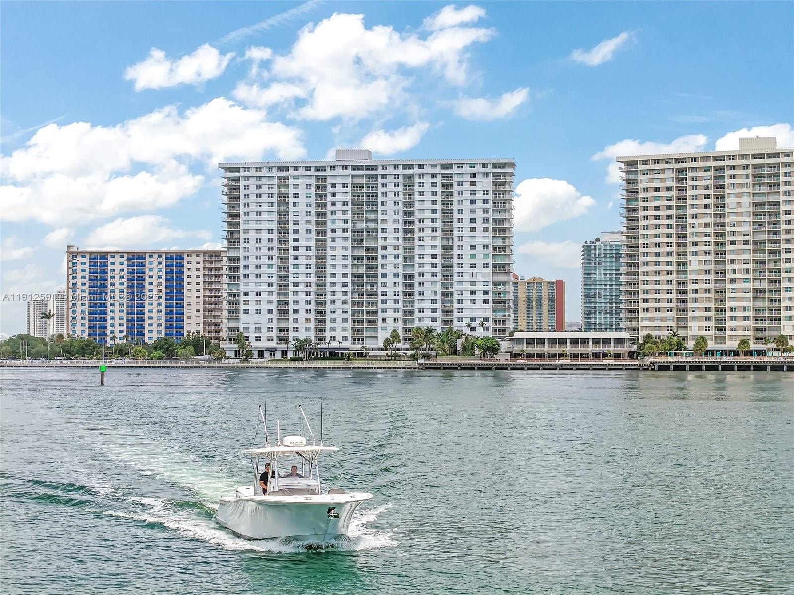 Condo 1BR 1BA - 500 Bayview Dr, Sunny Isles Beach, FL
