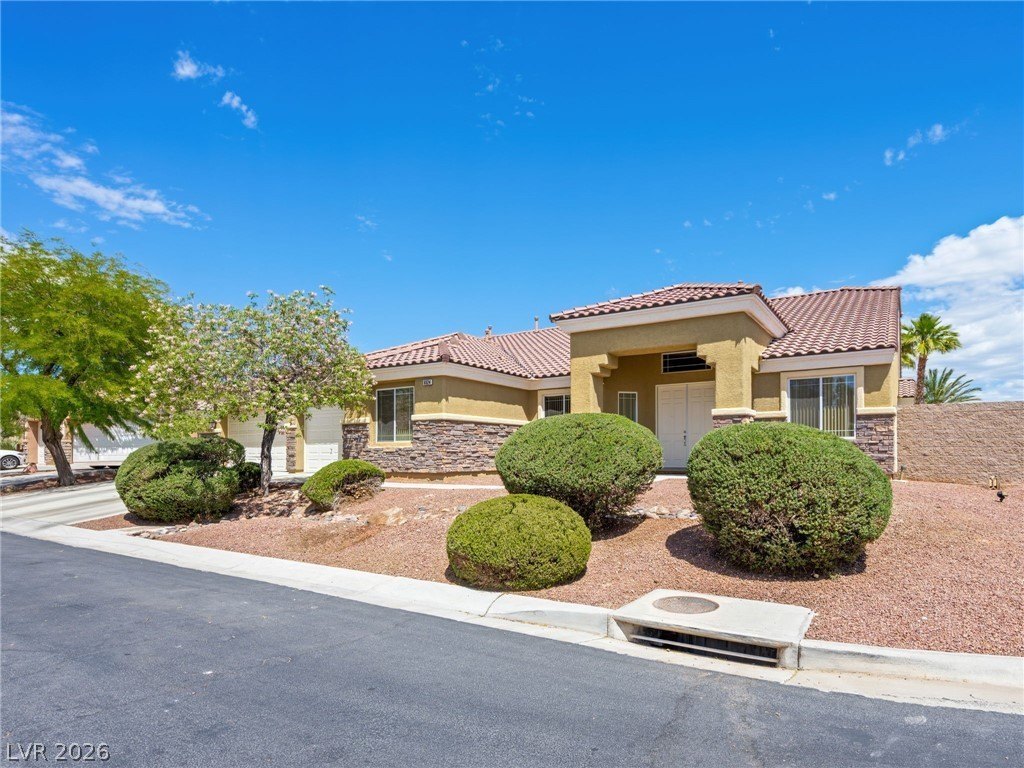 Single Family 4BR 4BA - 6524 Colossal Cave Avenue, Las Vegas, NV