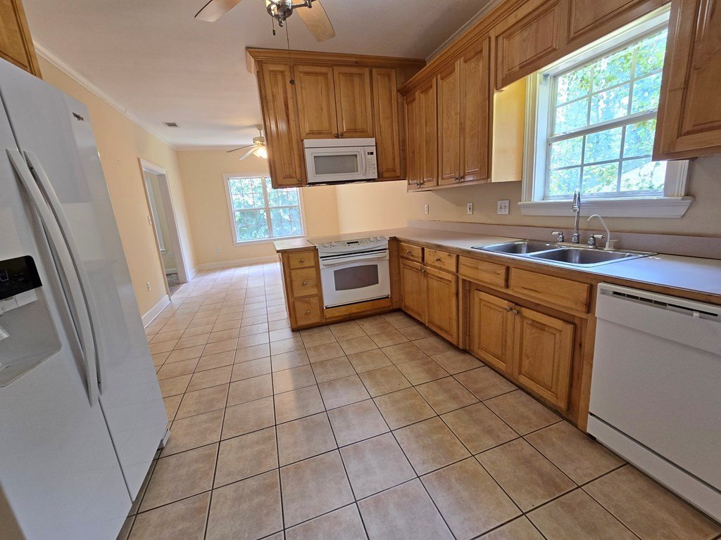 Single Family 4BR 3BA - 2411 Riverside Drive, Valdosta, GA
