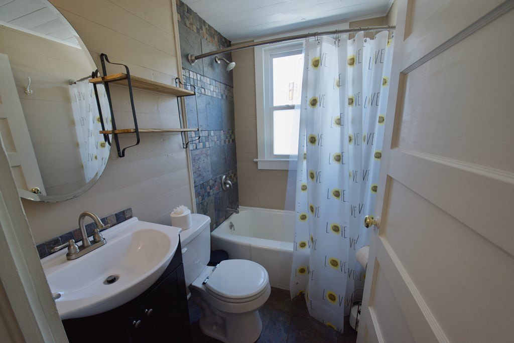 Single Family 4BR 2BA - 817 W 7th St, Laurel, MS