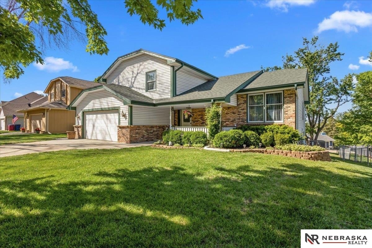 Single Family 4BR 3BA - 1418 Cherry Tree Lane, Papillion, NE