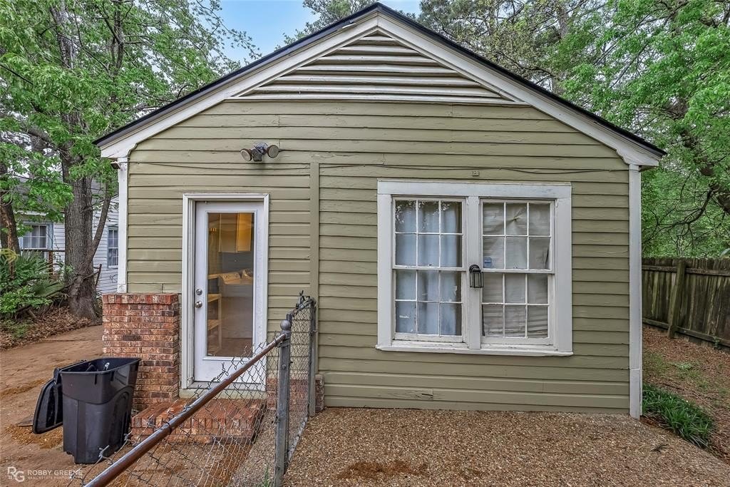 Single Family 2BR 2BA - 3858 Richmond Avenue, Shreveport, LA