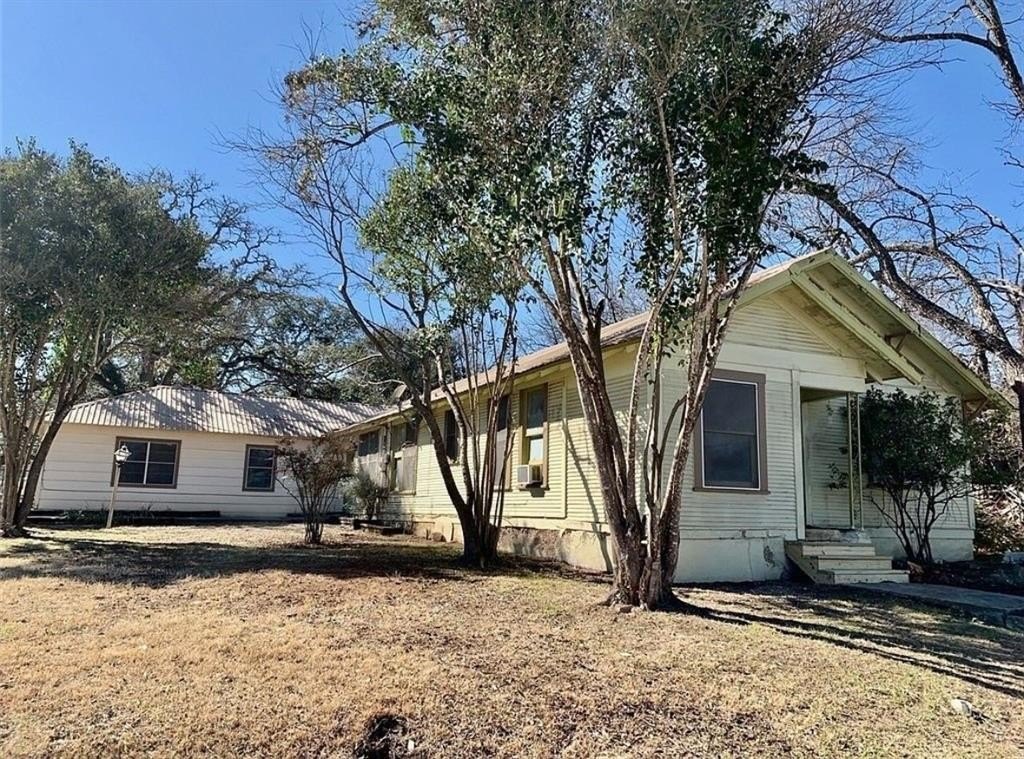 Single Family 3BR 2BA - 108 S Race Street, Lampasas, TX