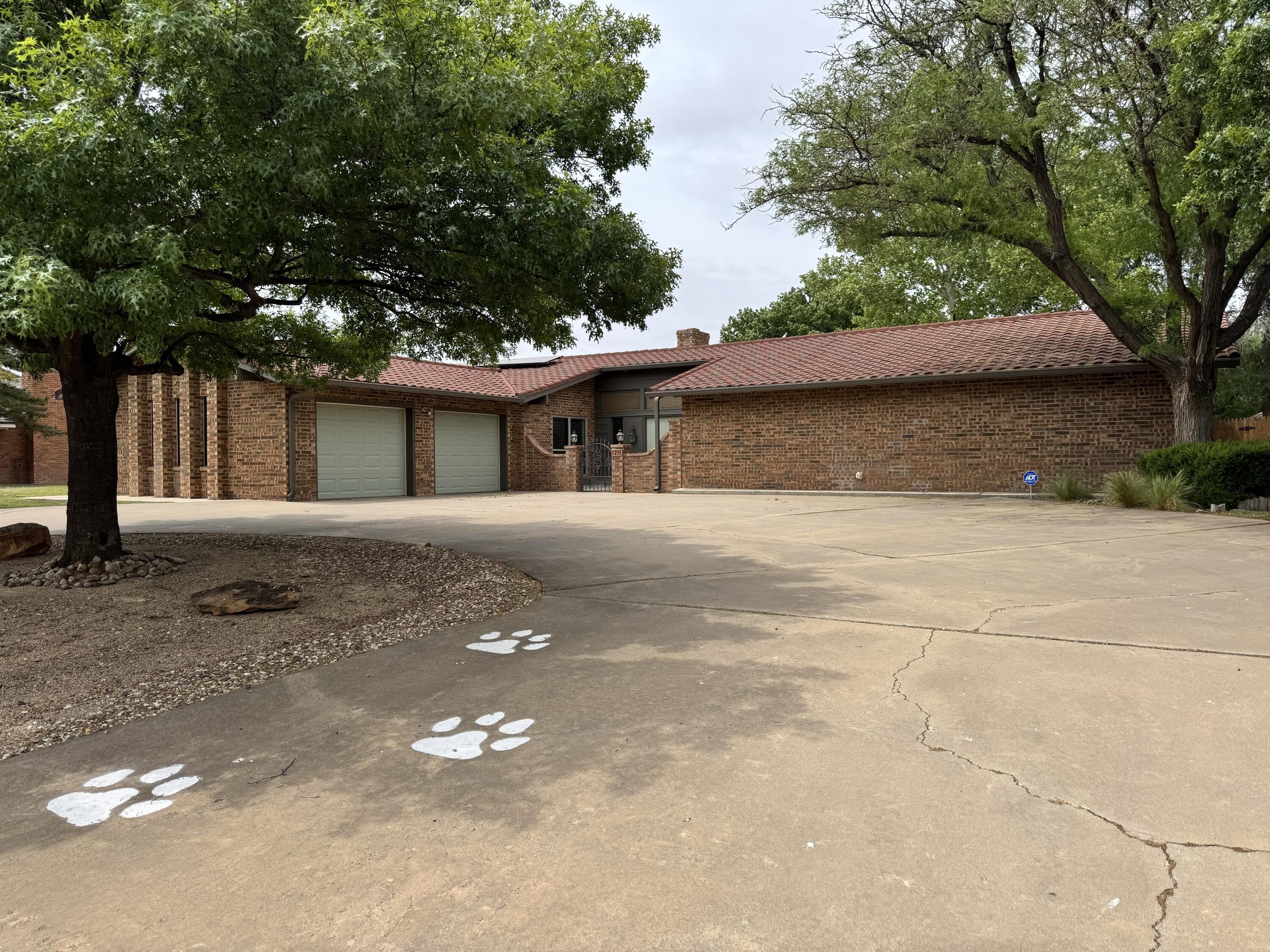 Single Family 4BR 4BA - 215 Lometa Dr, Plainview, TX