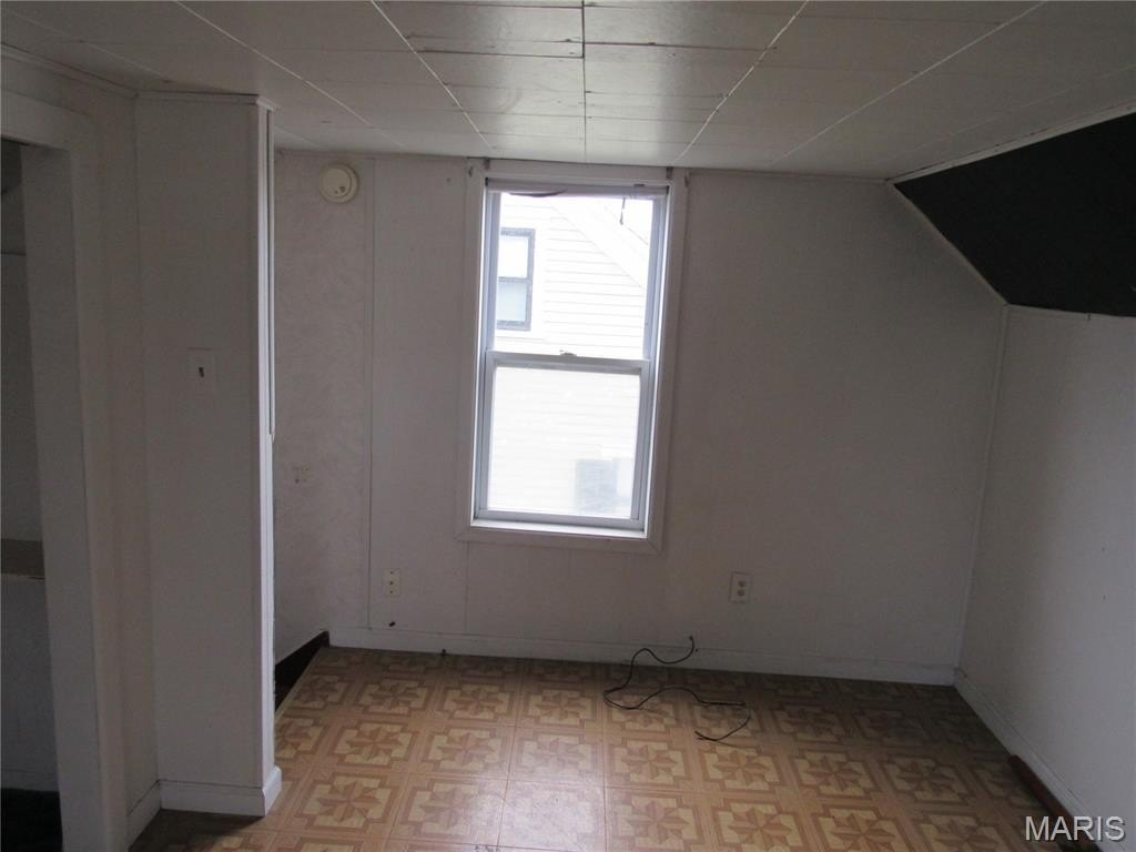 Single Family 1BR 1BA - 104 E South Street, Mascoutah, IL