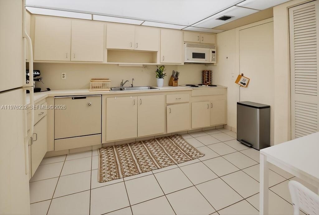 Condo 2BR 2BA - 300 Diplomat Pkwy, Hallandale Beach, FL