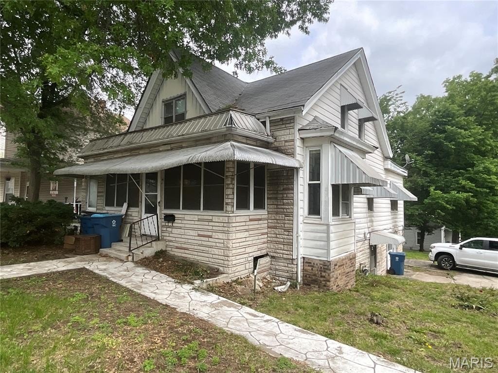 Single Family 6BR 4BA - 901 Washington Avenue, Alton, IL
