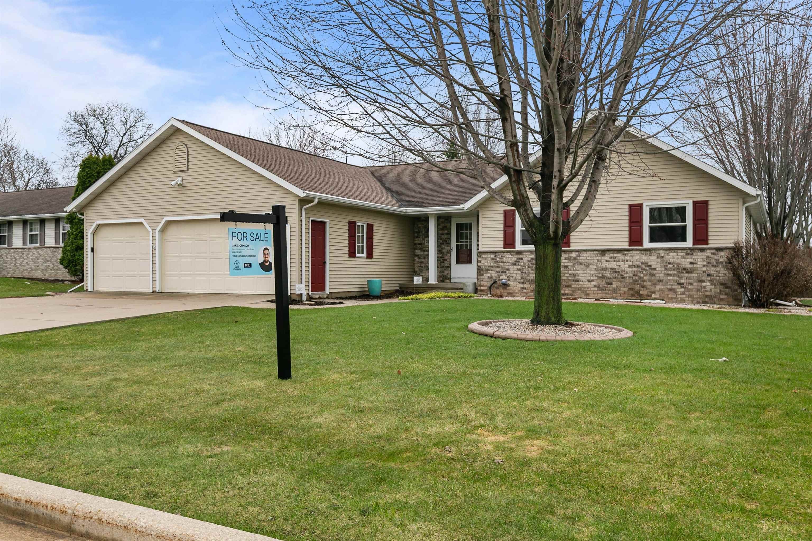 Single Family 3BR 3BA - 2003 Deer Haven Drive, Menasha, WI