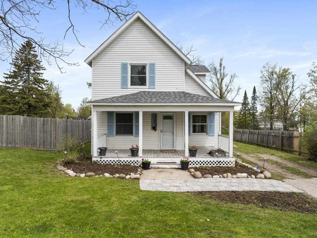 Single Family 4BR 2BA - 520 W Sheridan, Petoskey, MI