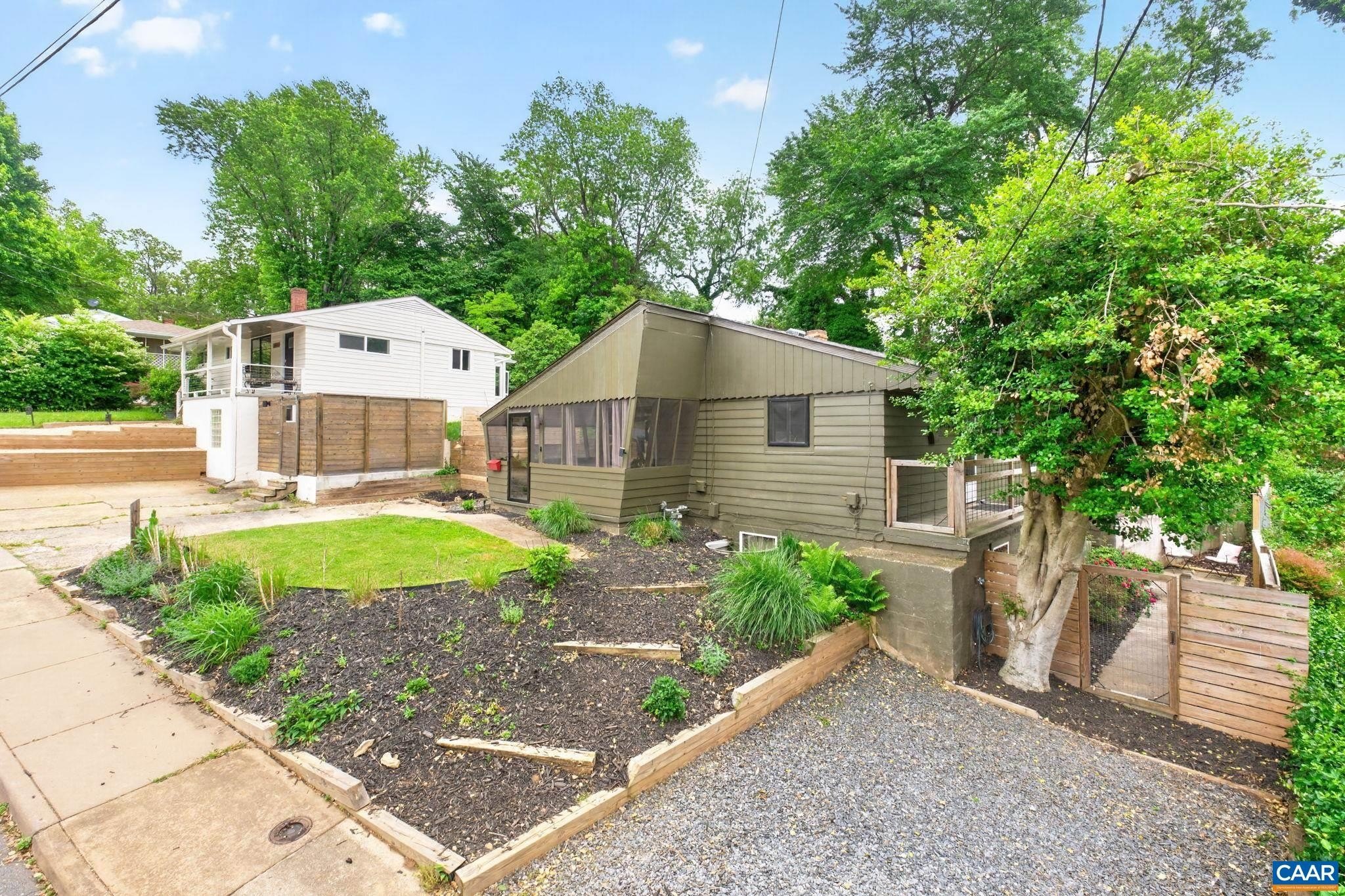 Single Family 5BR 2BA - 1408 BAKER ST, CHARLOTTESVILLE, VA