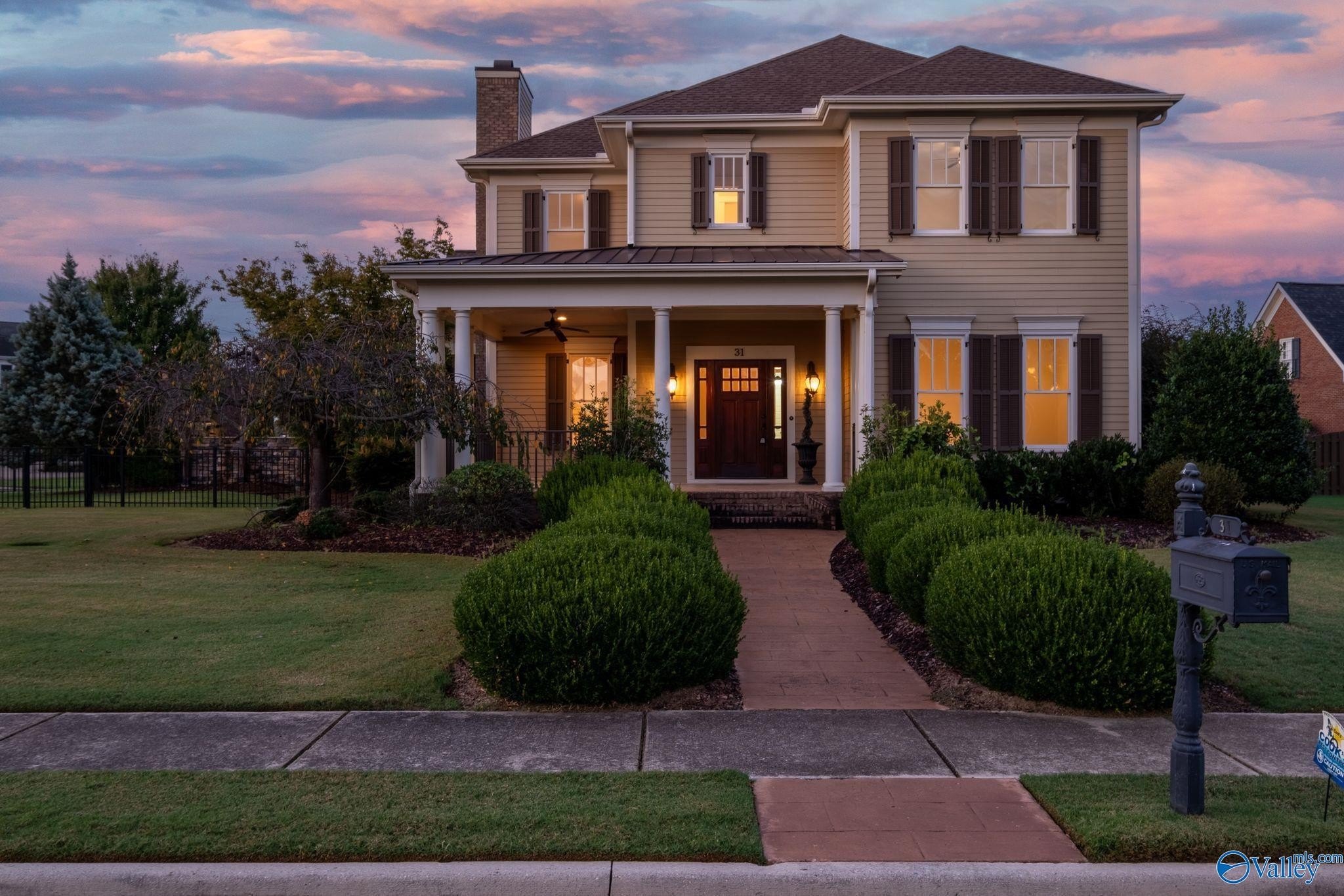 Single Family 4BR 5BA - 31 Lake Forest Blvd SW, Huntsville, AL