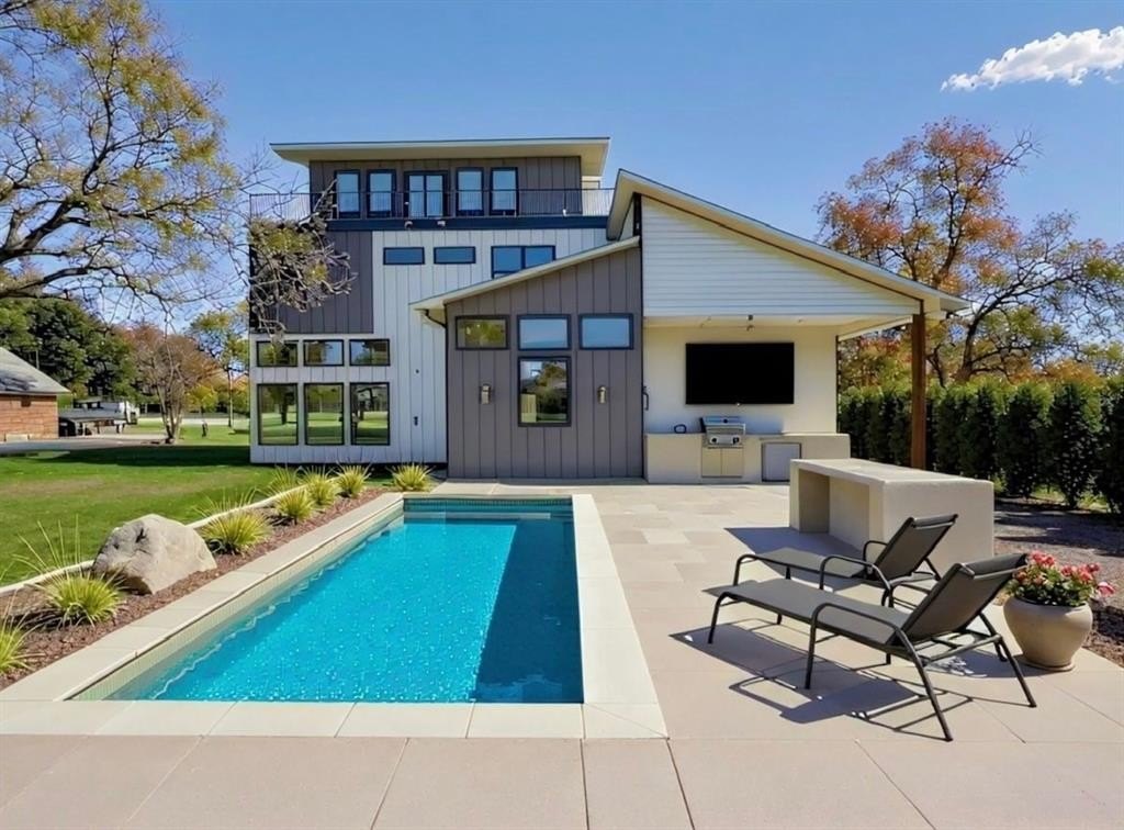 742 S La Salle Dr