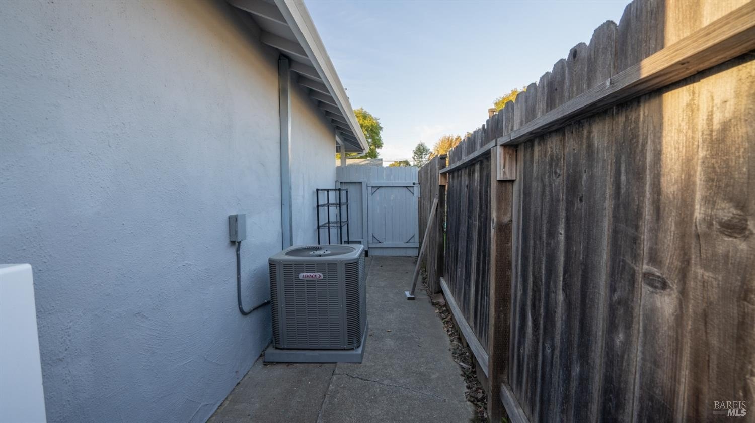 Single Family 3BR 1BA - 1047 E Tennessee Court, Fairfield, CA