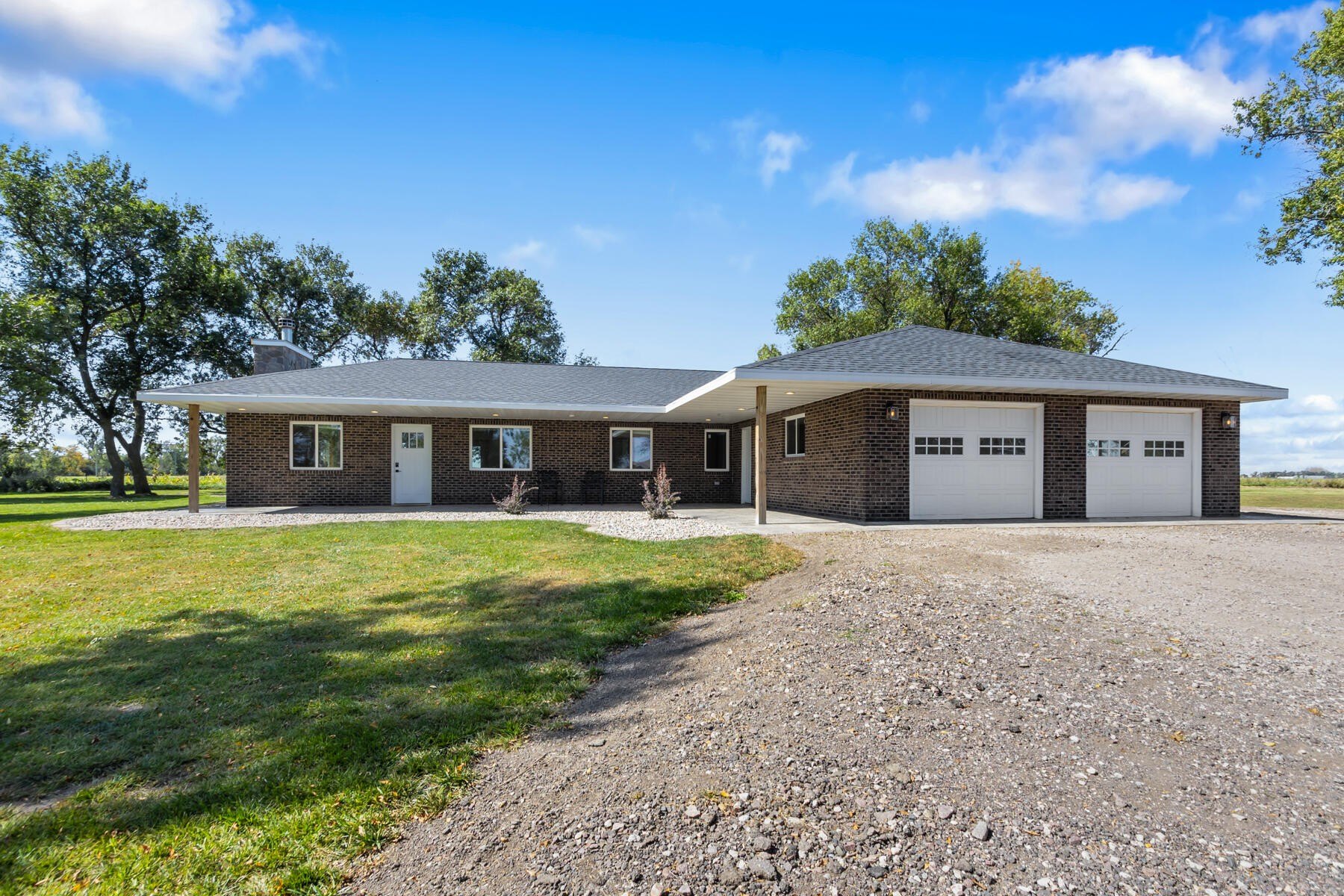 Single Family 3BR 2BA - 2810 S 392nd Avenue, Aberdeen, SD