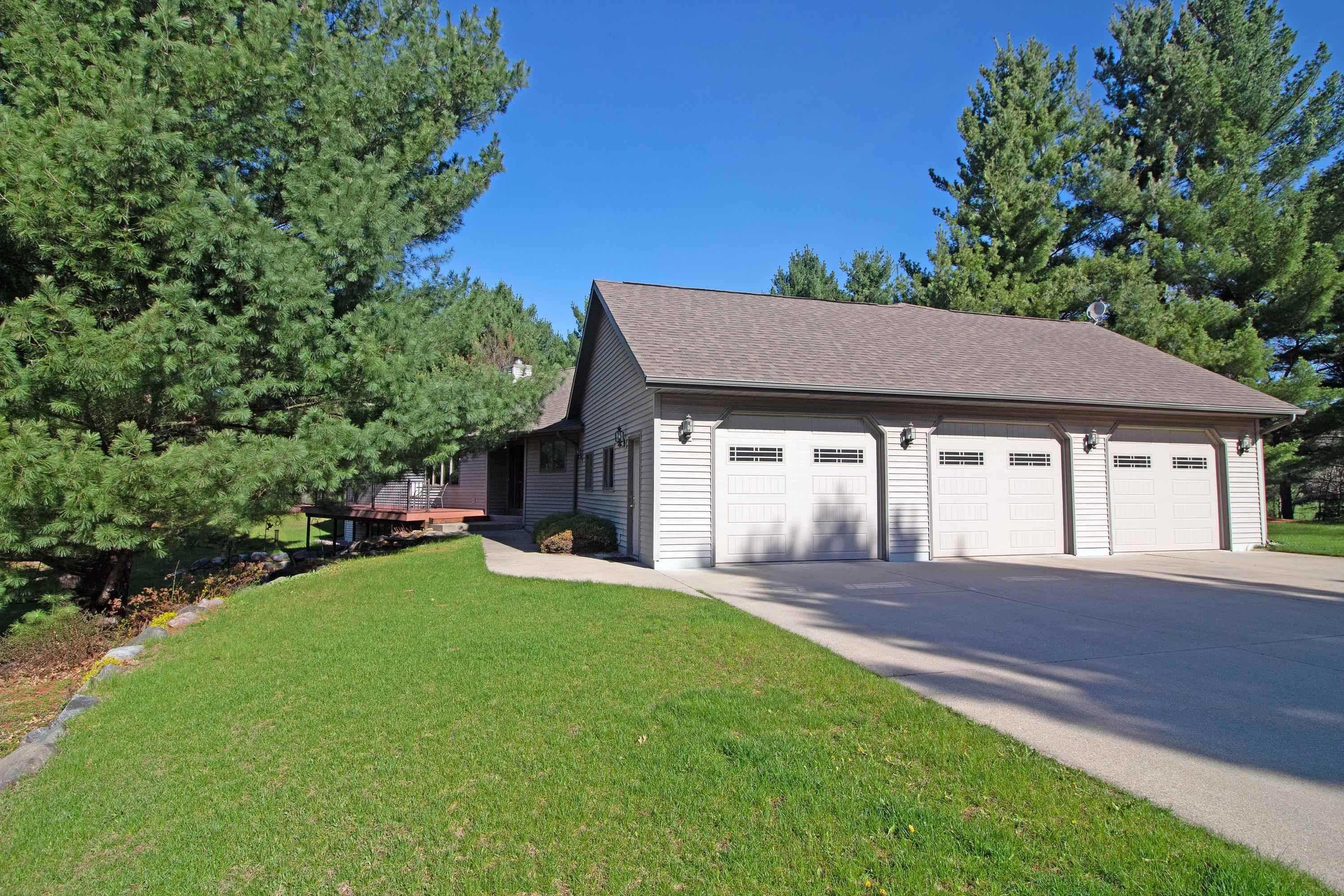 Single Family 4BR 4BA - E4564 E Sherwood Drive, Spring Green, WI