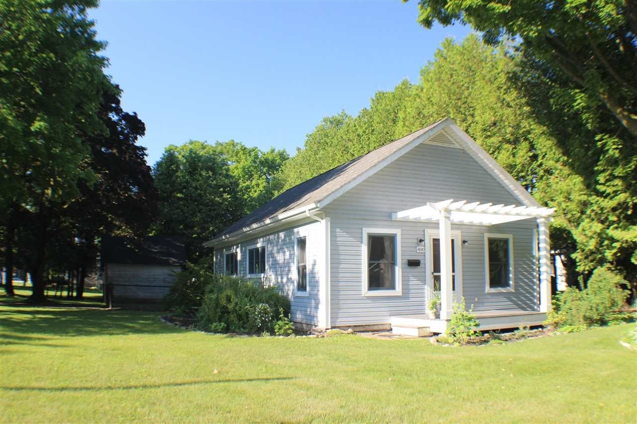 Single Family 2BR 2BA - 400 W Upright, Charlevoix, MI