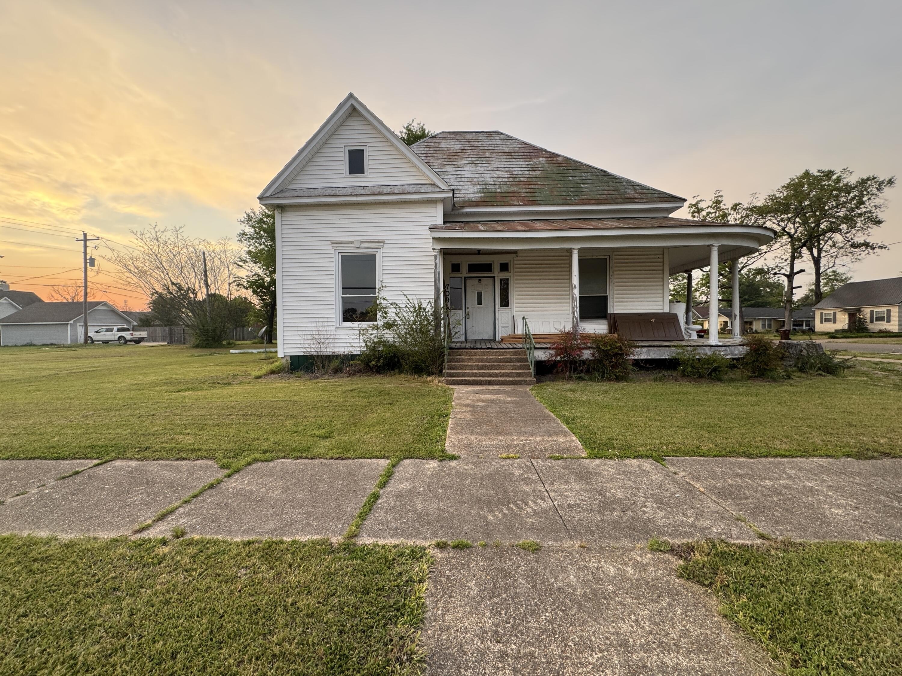 Single Family 3BR 1BA - 709 North Second Avenue, Amory, MS