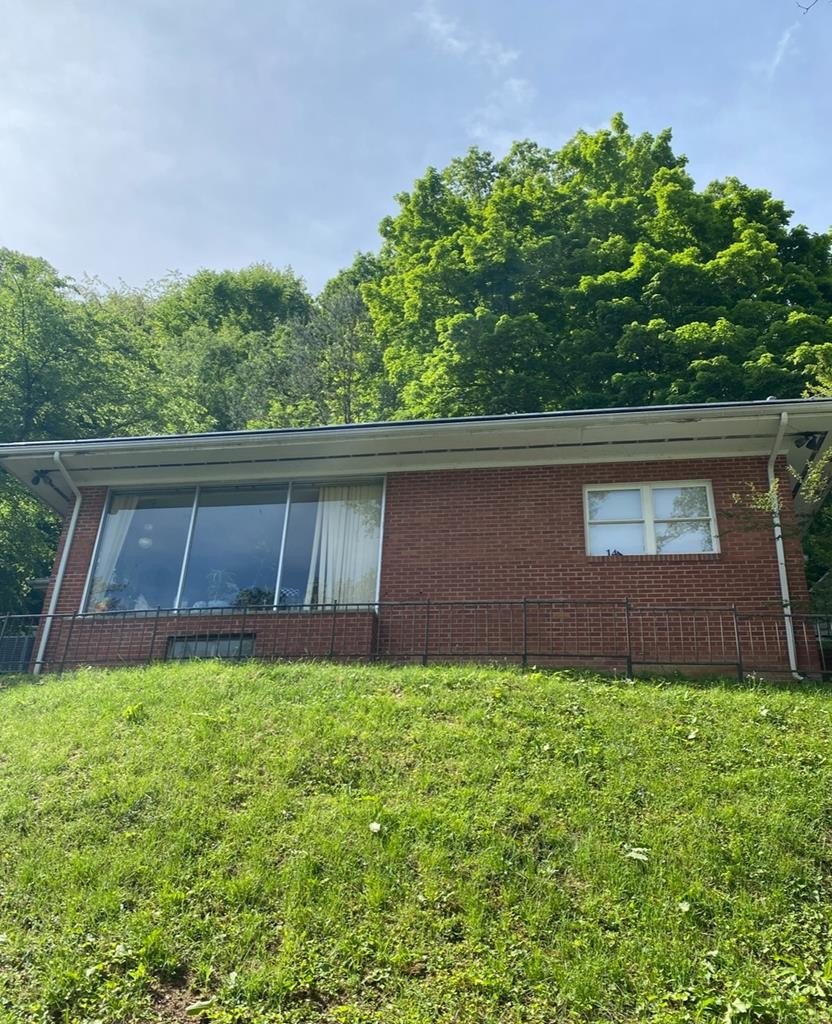 Single Family 3BR 2BA - 144 PERRY ST, Pikeville, KY