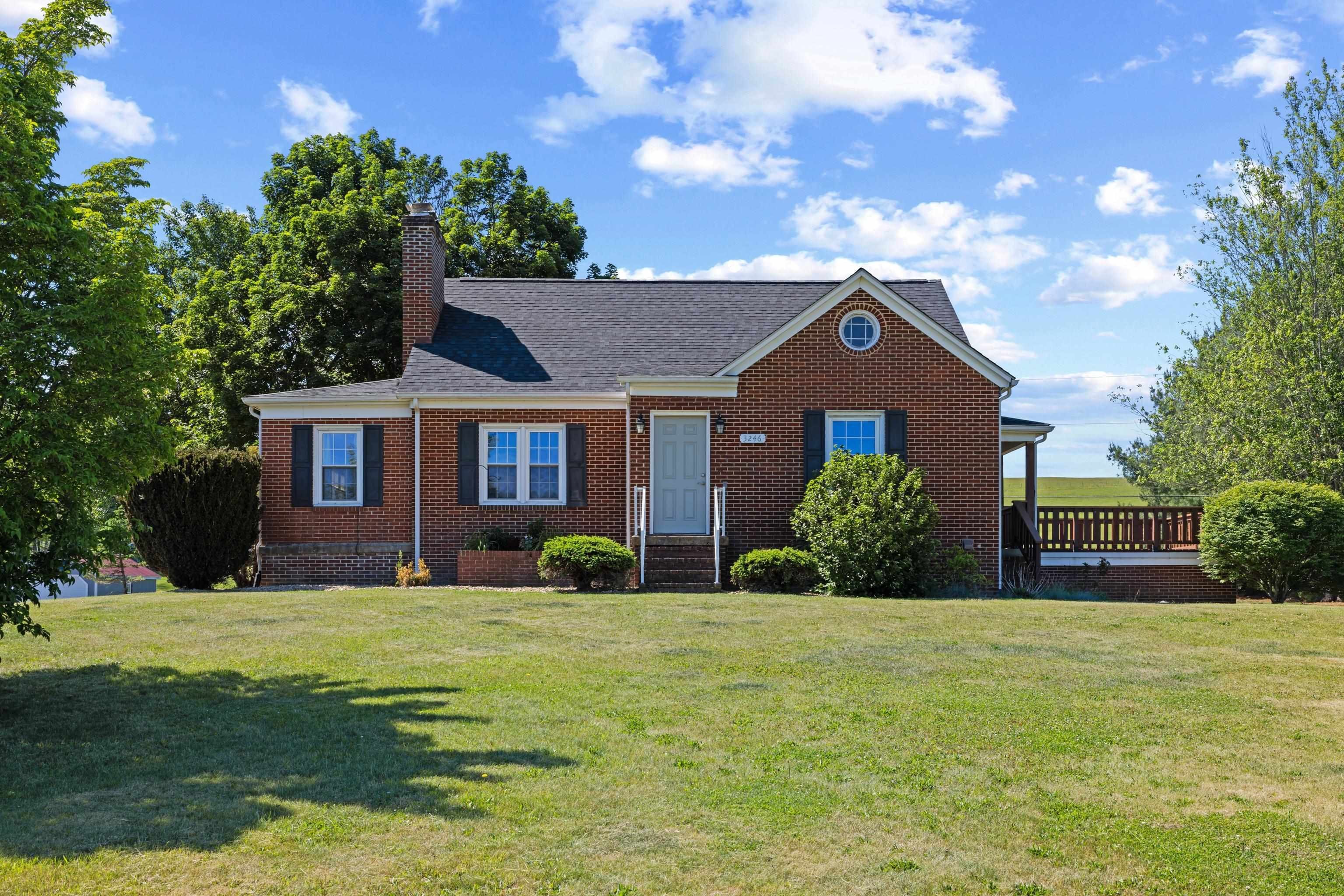 Single Family 3BR 2BA - 3246 CHURCHVILLE AVE, STAUNTON, VA
