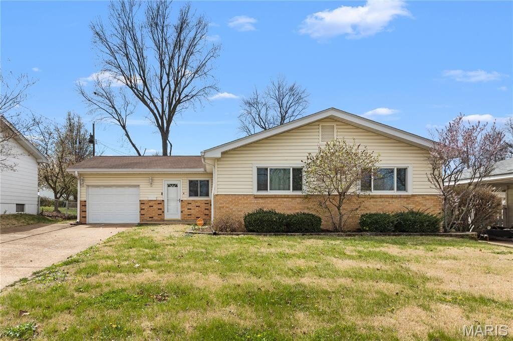 Single Family 3BR 2BA - 704 Village Square Drive, Hazelwood, MO