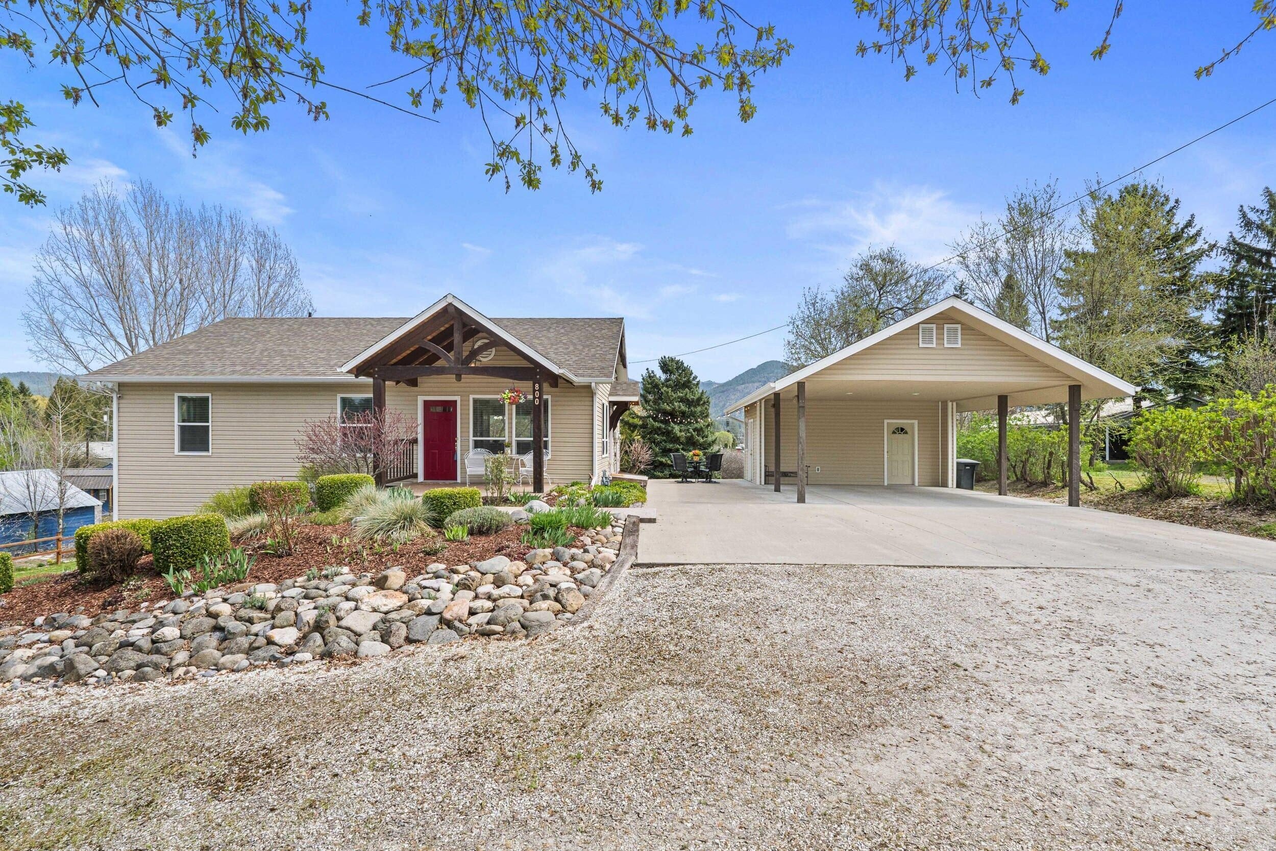 Single Family 4BR 3BA - 800 VICTORIA ST, CHEWELAH, WA
