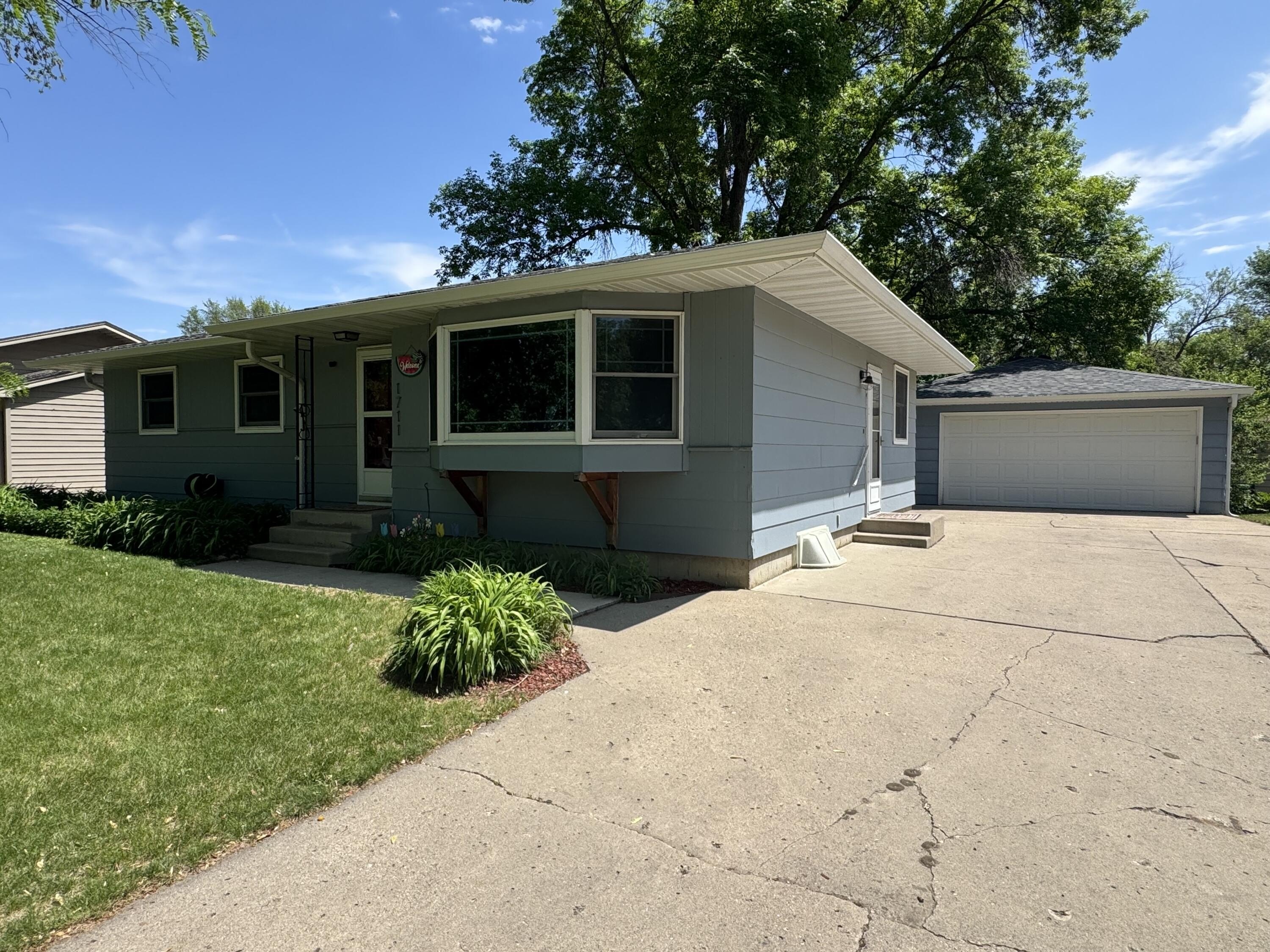 Single Family 5BR 3BA - 1711 S Lloyd Street, Aberdeen, SD