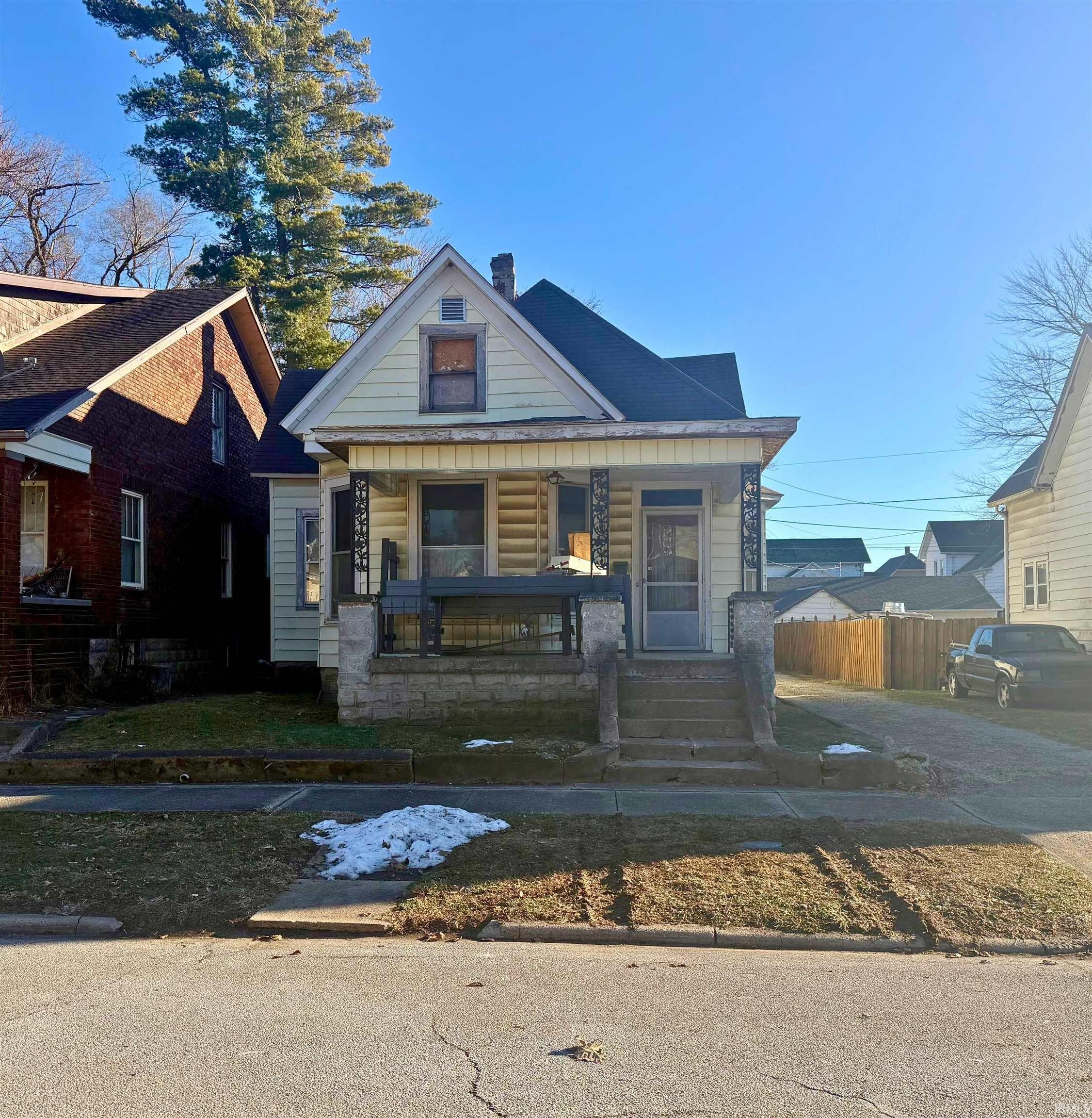 269 E 5TH St  