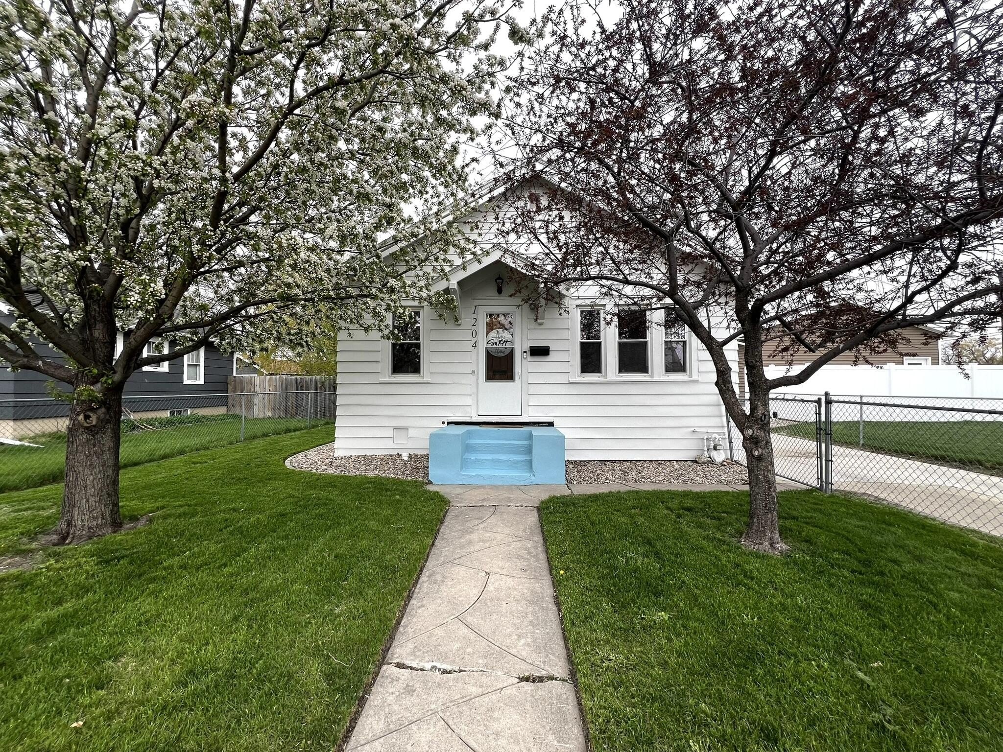 Single Family 3BR 2BA - 1204 S 2nd Street, Aberdeen, SD