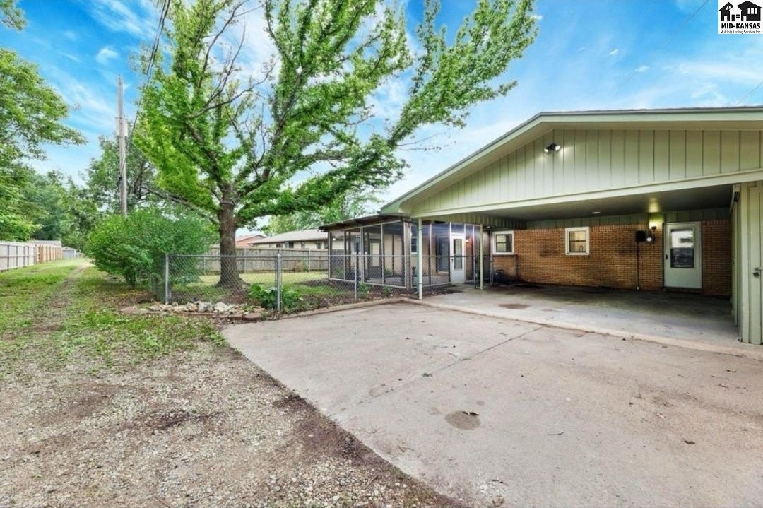 1916 N Meadowlake Dr  