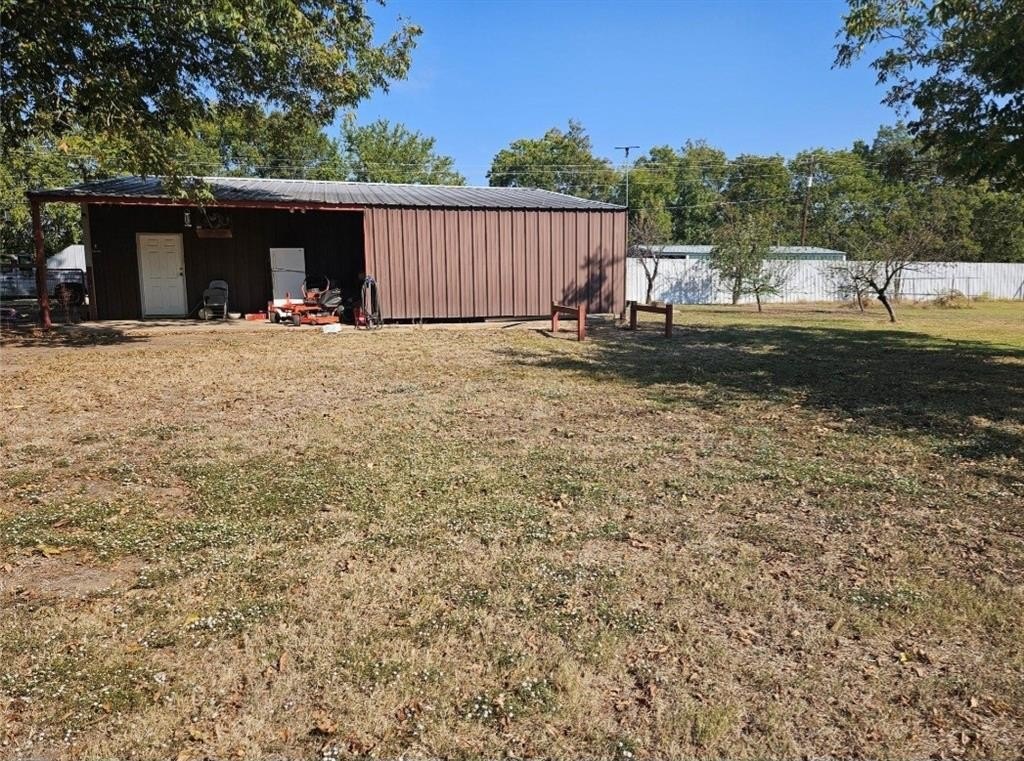 Single Family 1BR 1BA - 1347 Farm Road 38 S, Brookston, TX