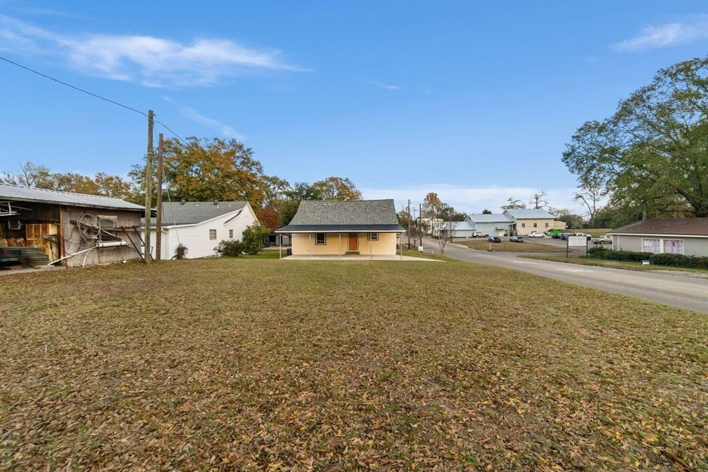 Single Family 2BR 1BA - 104 N 14th Ave, Laurel, MS