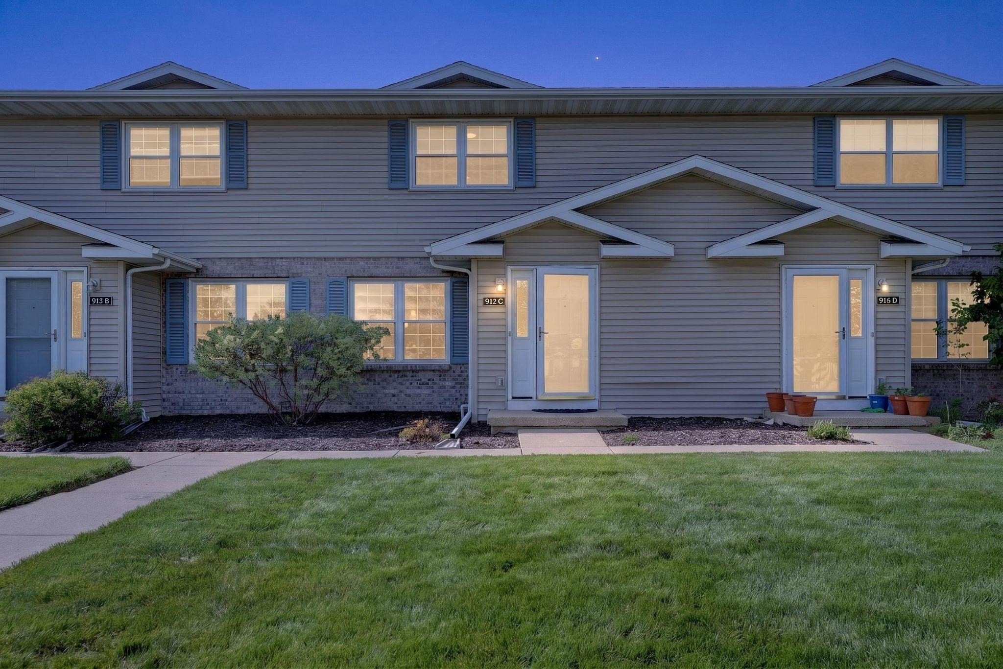 Single Family 3BR 2BA - 913 N CLOVER Lane, Cottage Grove, WI