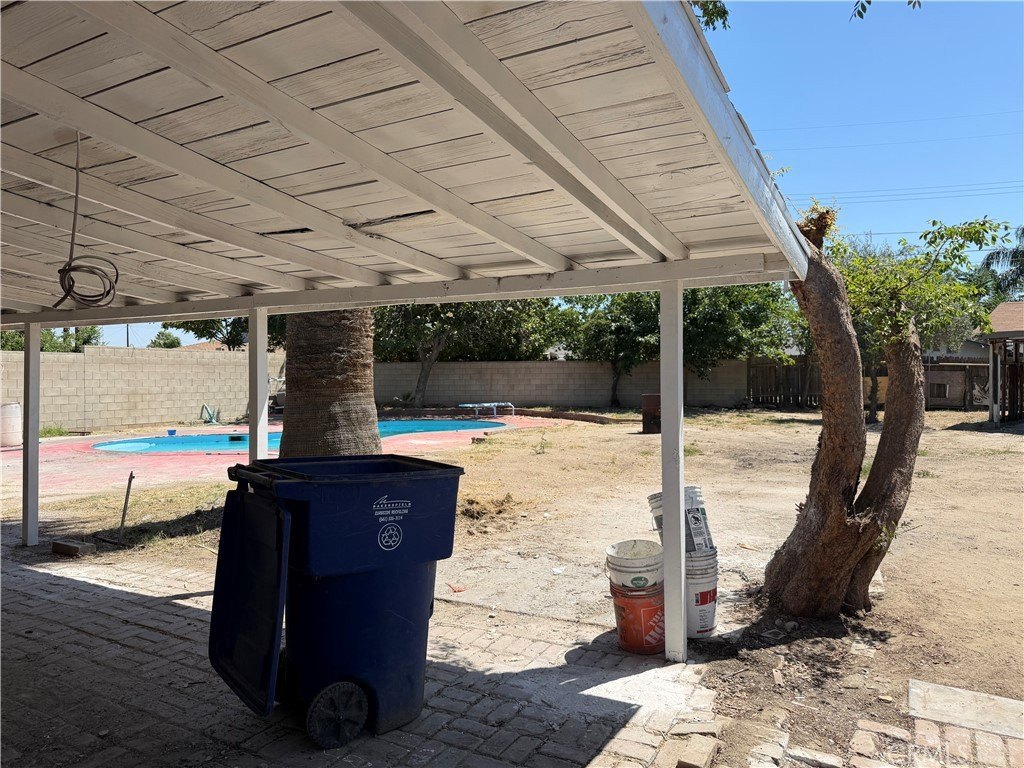 Single Family 4BR 2BA - 935 Sylvia Drive, Bakersfield, CA