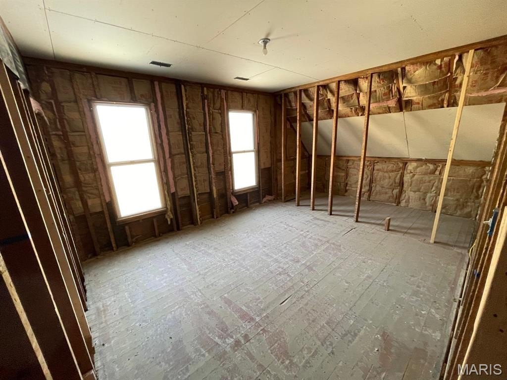 Single Family 4BR 1BA - 607 W Deck Street, New Douglas, IL