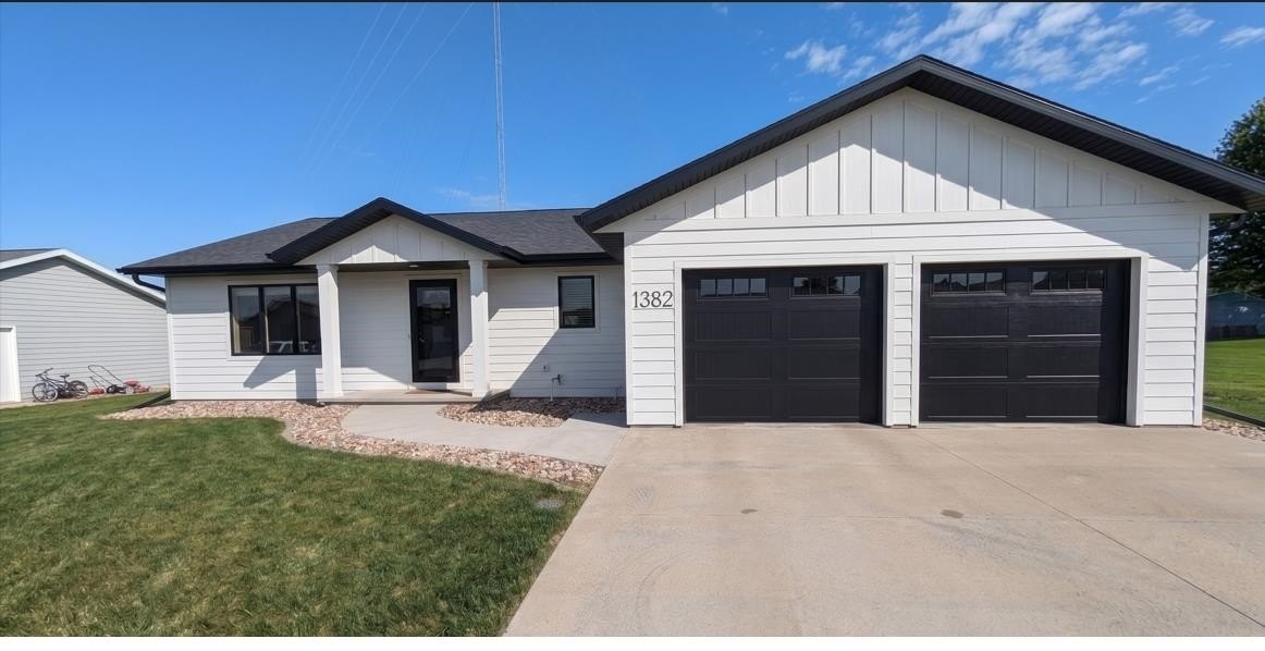 Single Family 4BR 3BA - 1382 11TH AVE NE, Sioux Center, IA