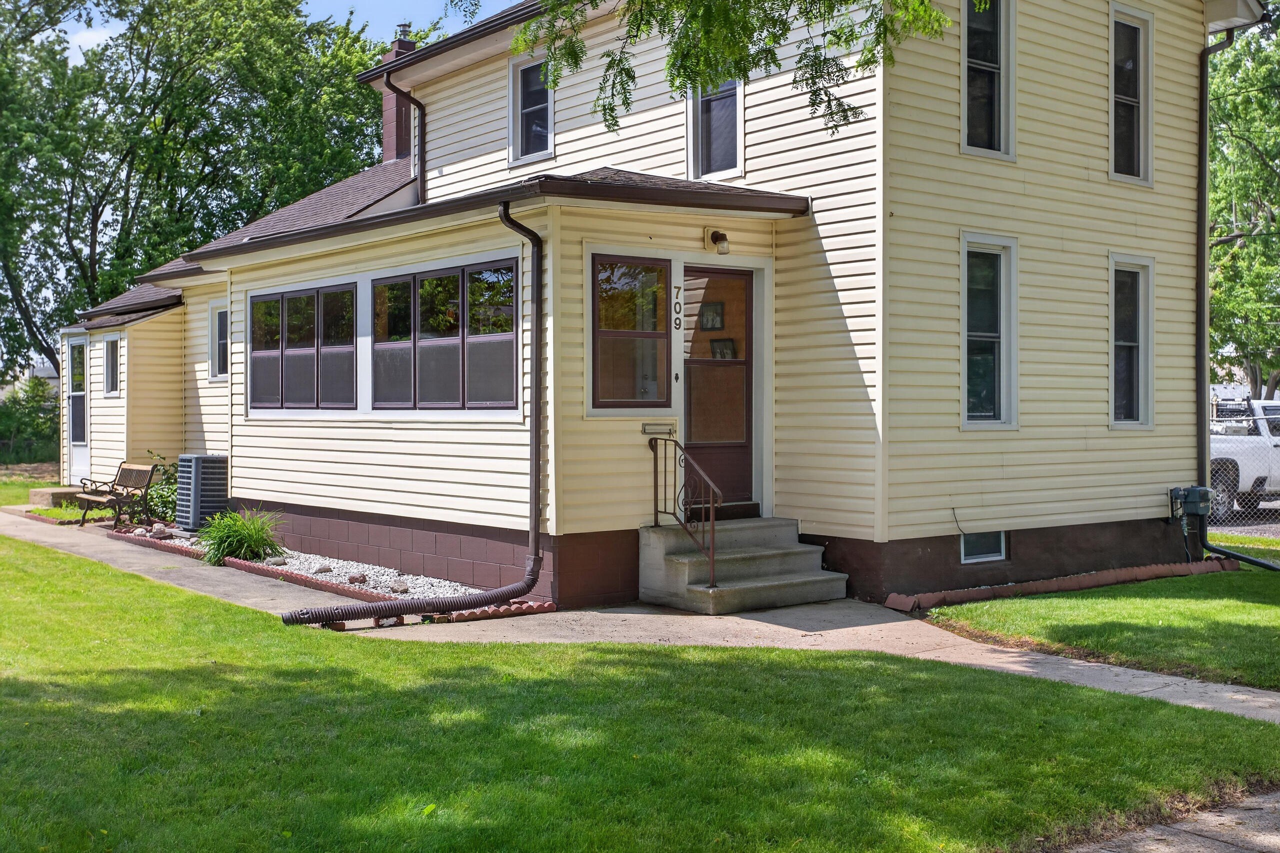 Single Family 2BR 1BA - 709 Detroit Street, Jackson, MI