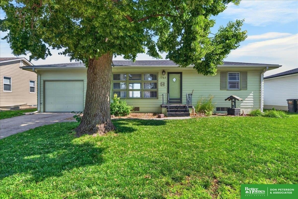 Single Family 2BR 2BA - 1762 Austin Lane, Fremont, NE