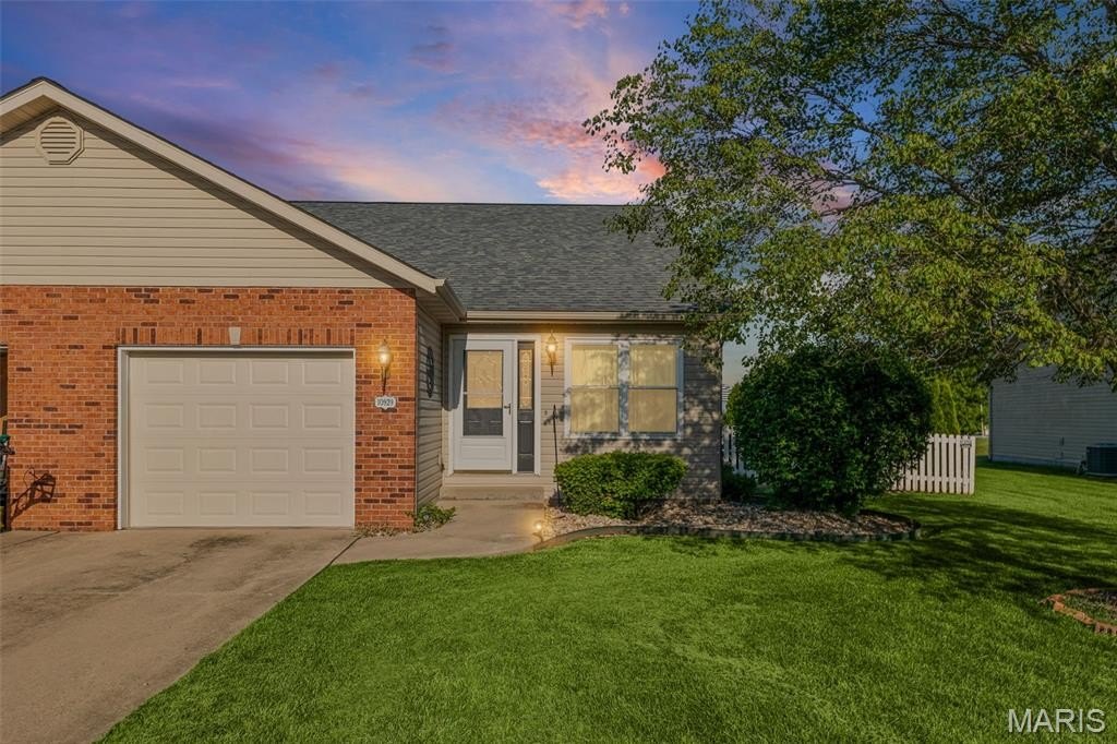 Single Family 2BR 2BA - 10929 Kentfield Drive, Lebanon, IL