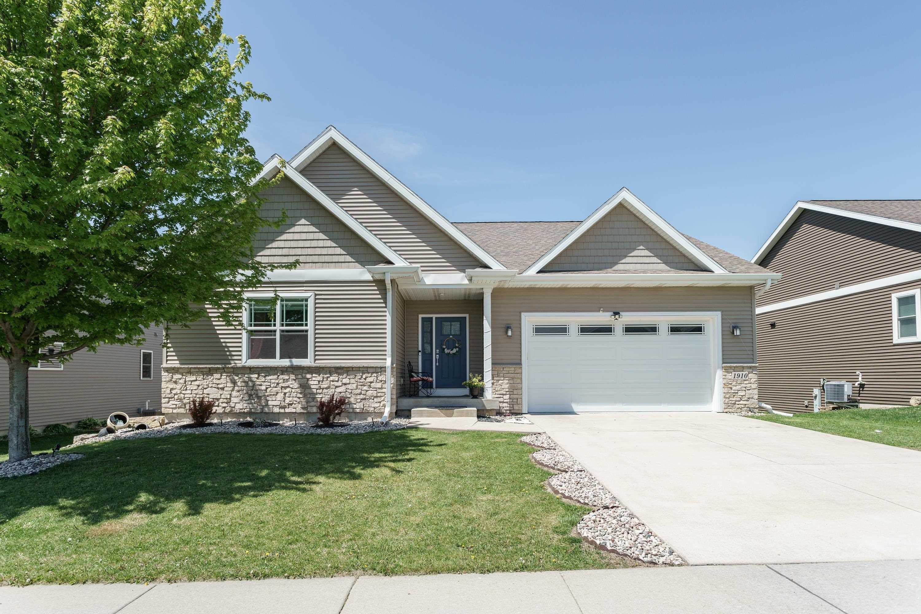Single Family 4BR 3BA - 1910 Swainson Drive, Verona, WI
