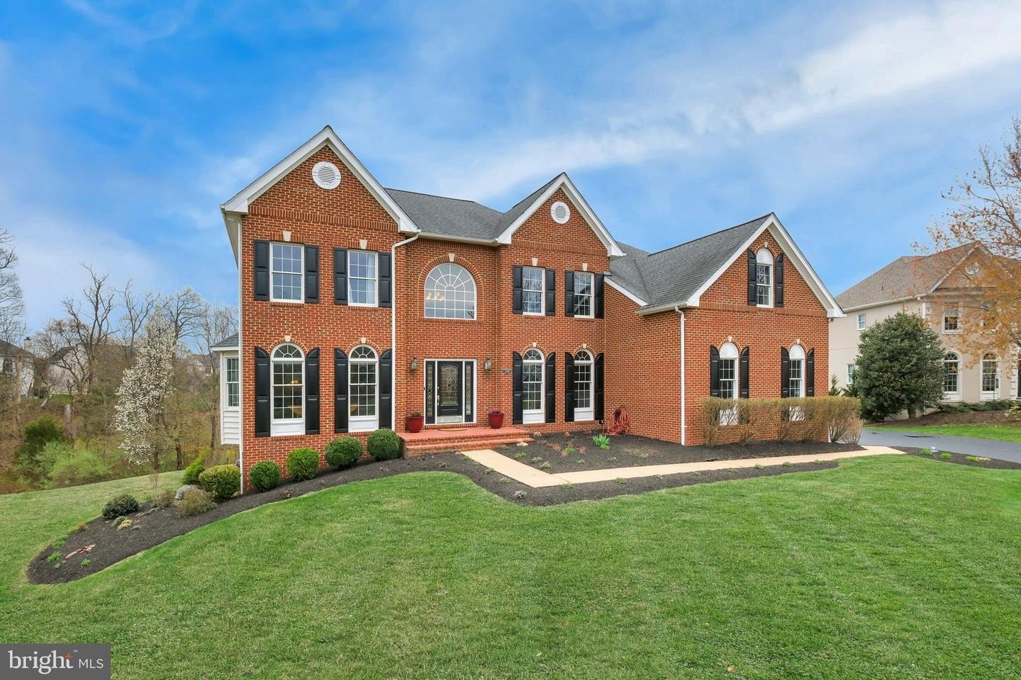 Single Family 4BR 5BA - 22769 ZULLA CHASE PL, ASHBURN, VA