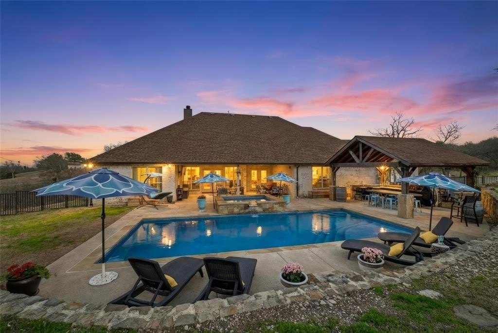 Single Family 4BR 3BA - 128 E Remuda Court, Fort Worth, TX